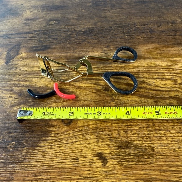 Revlon Gold Eyelash Curler with Red and Black Pads - Picture 4 of 4